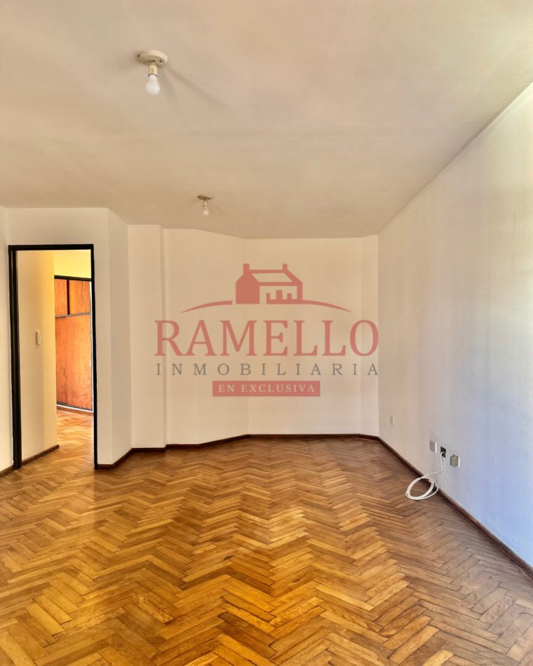EN VENTA DPTO DE DOS DORMITORIOS CON BALCON - MICROCENTRO 