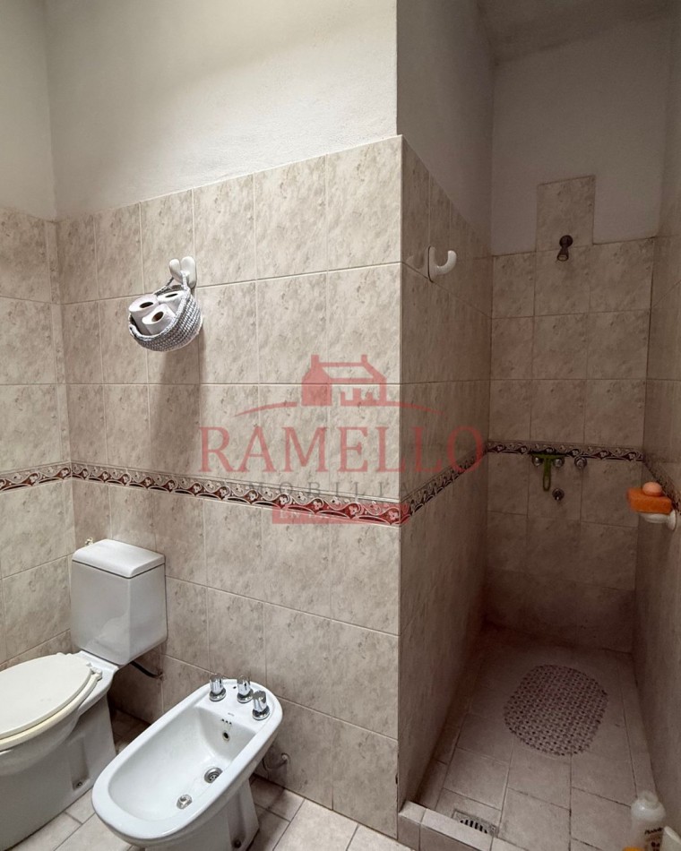 EN VENTA! Casa centrica - Tres dormitorios con garage