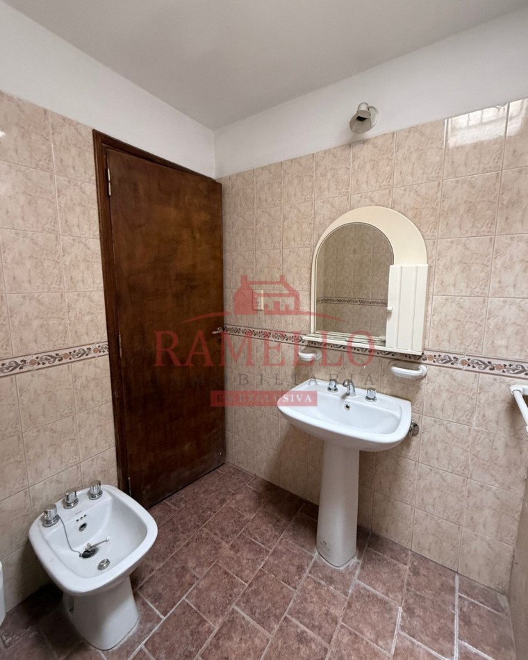 EN VENTA! Casa centrica - Tres dormitorios con garage