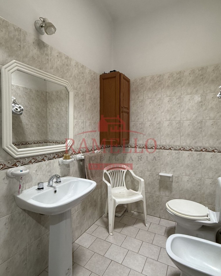 EN VENTA! Casa centrica - Tres dormitorios con garage