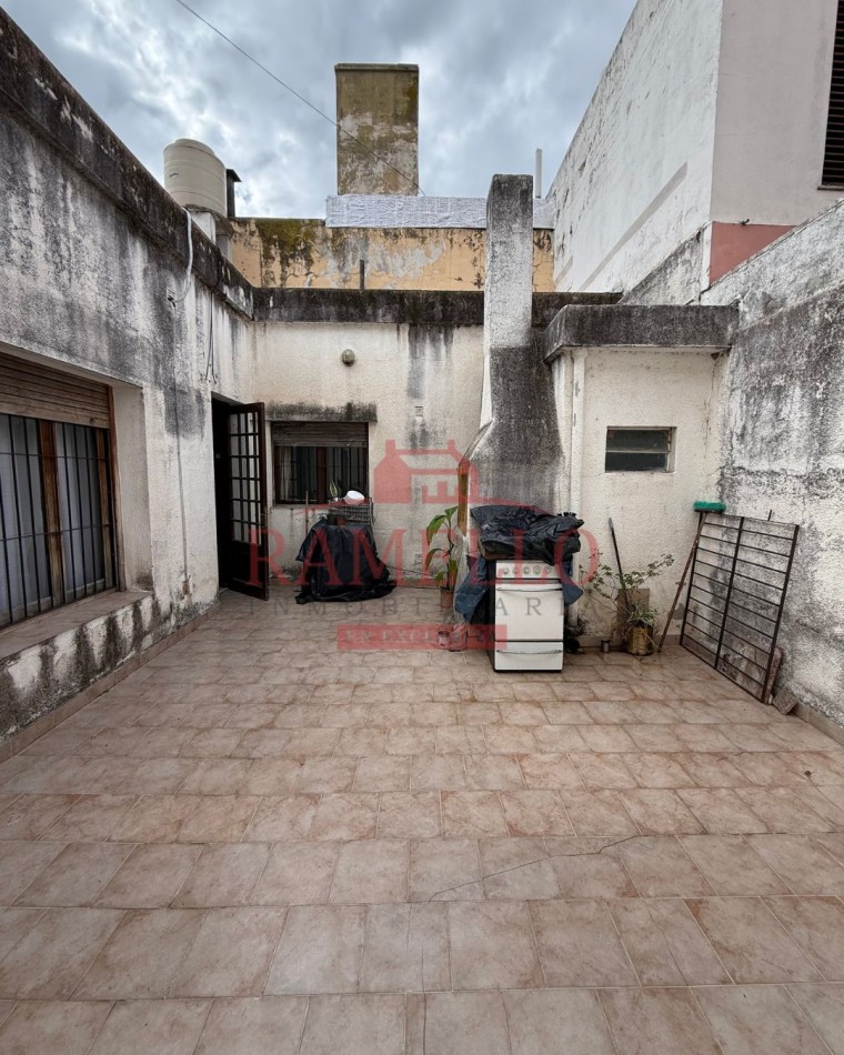 EN VENTA! Casa centrica - Tres dormitorios con garage