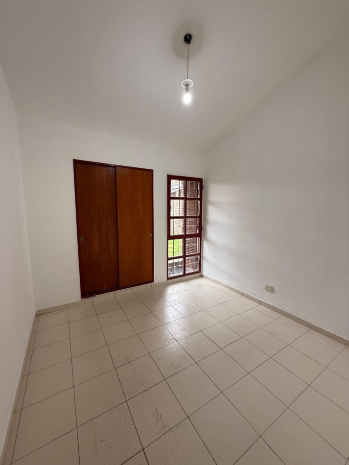 CASA EN ALQUILER - Dos dormitorios con patio y garage 