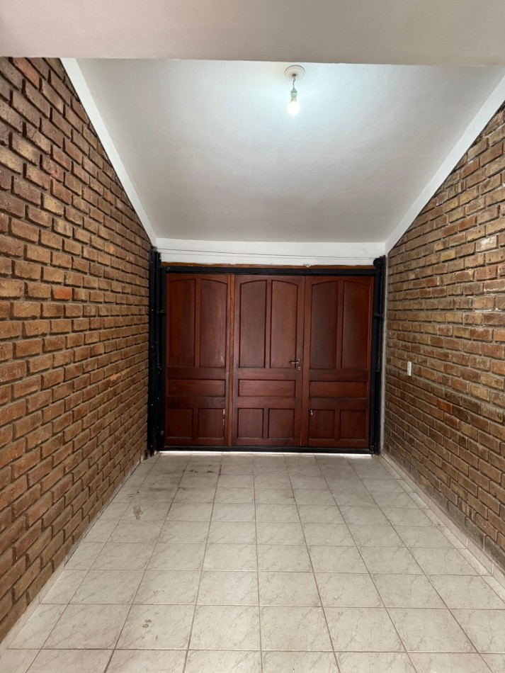 CASA EN ALQUILER - Dos dormitorios con patio y garage 