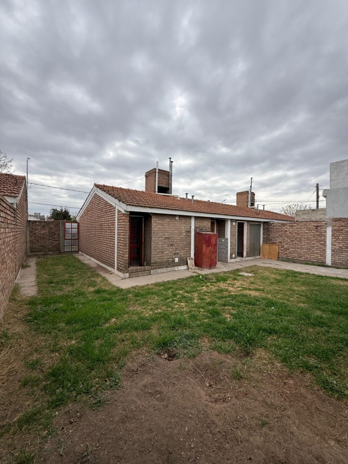 CASA EN ALQUILER - Dos dormitorios con patio y garage 