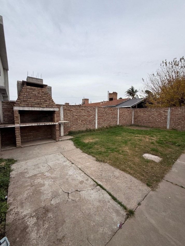 CASA EN ALQUILER - Dos dormitorios con patio y garage 