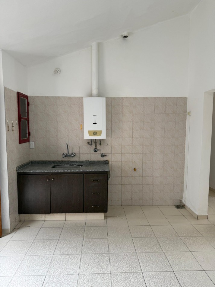 CASA EN ALQUILER - Dos dormitorios con patio y garage 