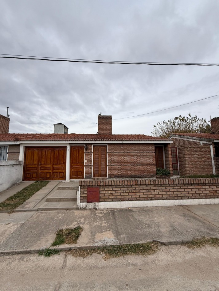 CASA EN ALQUILER - Dos dormitorios con patio y garage 