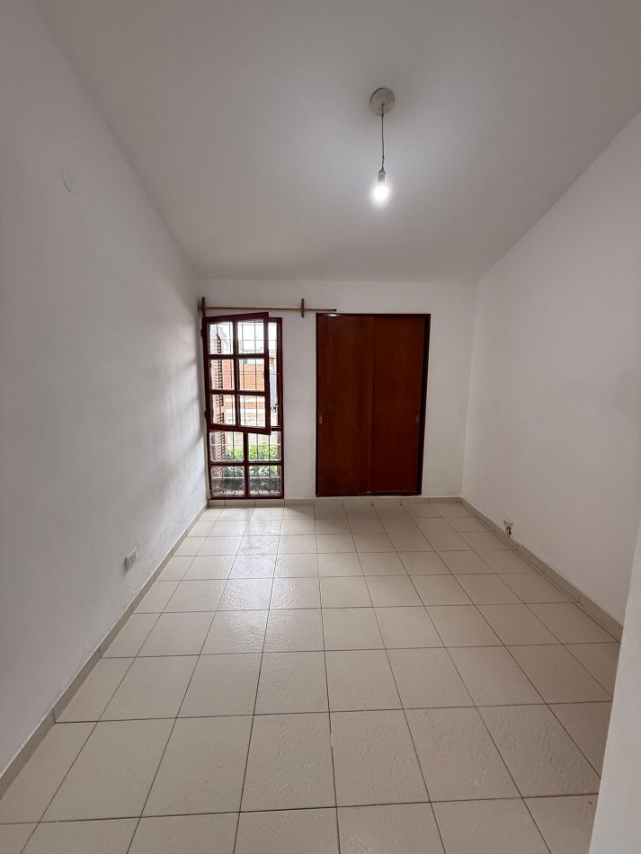 CASA EN ALQUILER - Dos dormitorios con patio y garage 