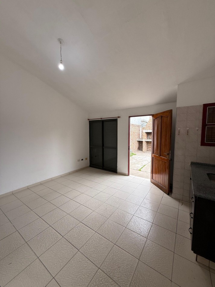 CASA EN ALQUILER - Dos dormitorios con patio y garage 