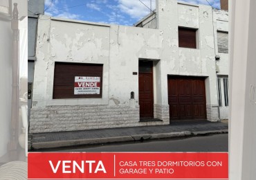 EN VENTA! Casa centrica - Tres dormitorios con garage