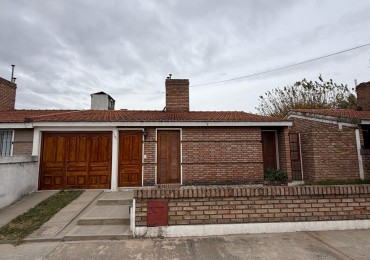 CASA EN ALQUILER - Dos dormitorios con patio y garage 